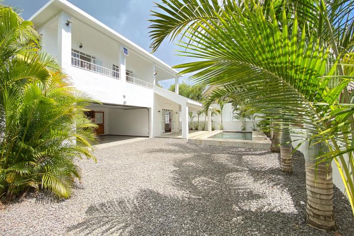 Villa meublée à louer à Péreybère avec 5 chambres et piscine privée