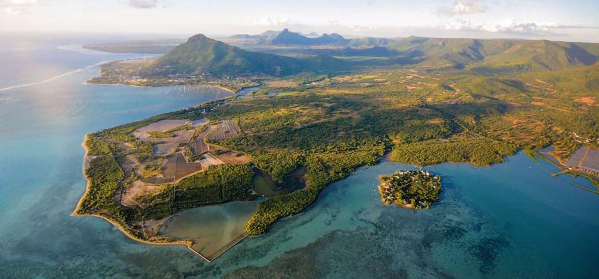 Terrain à vendre de 1 640 m² à Rivière Noire, accessible aux non-Mauriciens