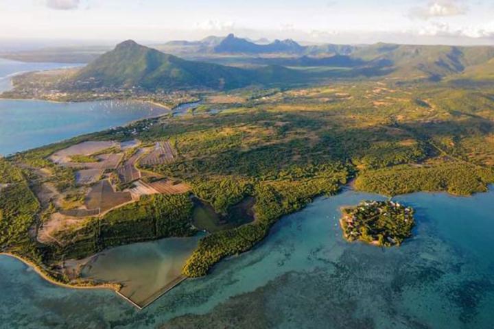 Terrain à vendre de 1 640 m² à Rivière Noire, accessible aux non-Mauriciens