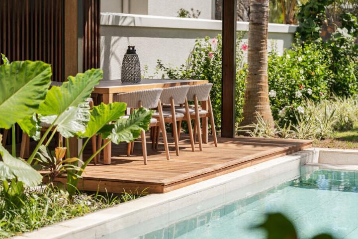 Villa pieds dans l’eau 4 suites face au Morne à vendre à Flic en Flac