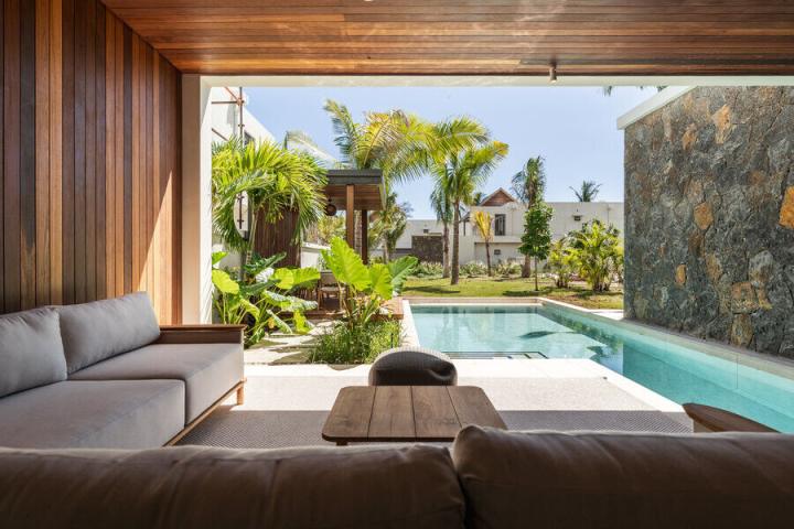 Villa pieds dans l’eau 4 suites face au Morne à vendre à Flic en Flac