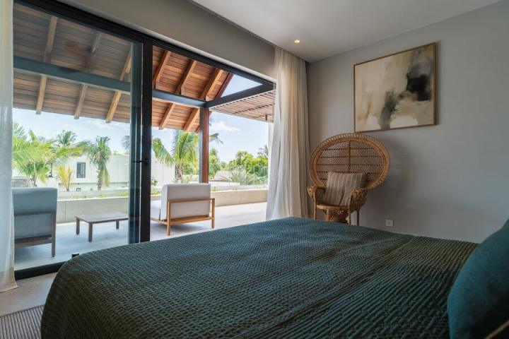 Villa pieds dans l’eau 4 suites face au Morne à vendre à Flic en Flac