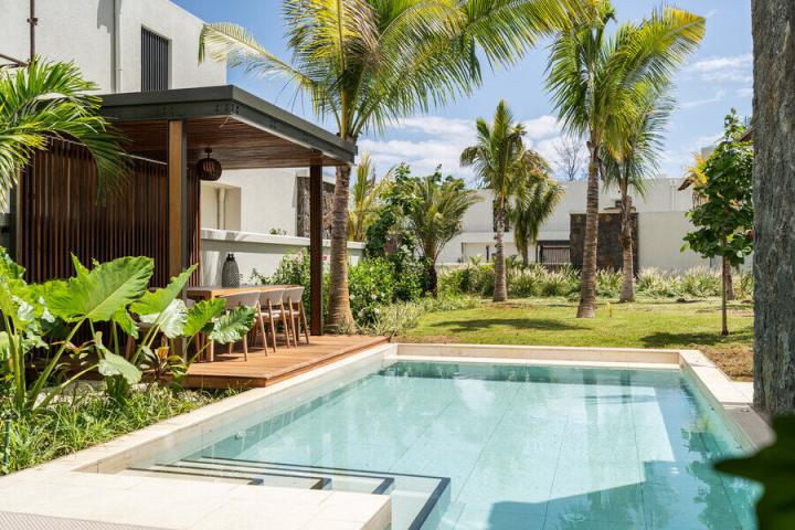 Villa pieds dans l’eau 4 suites face au Morne à vendre à Flic en Flac