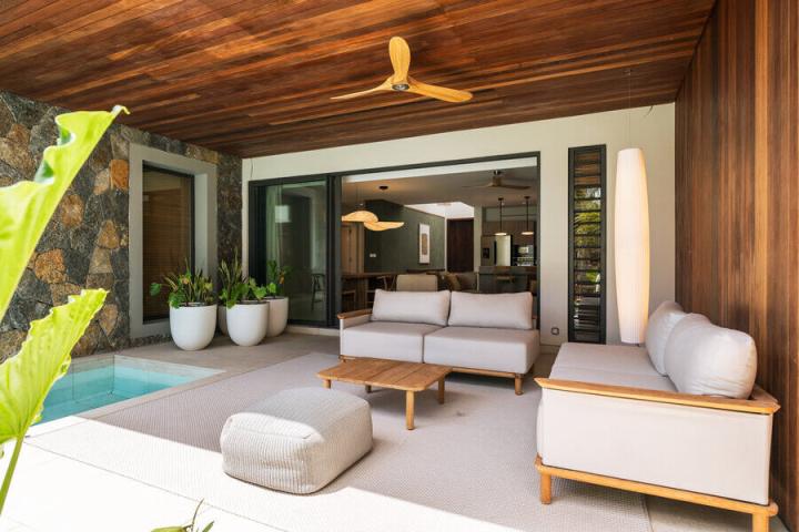 Villa pieds dans l’eau 4 suites face au Morne à vendre à Flic en Flac