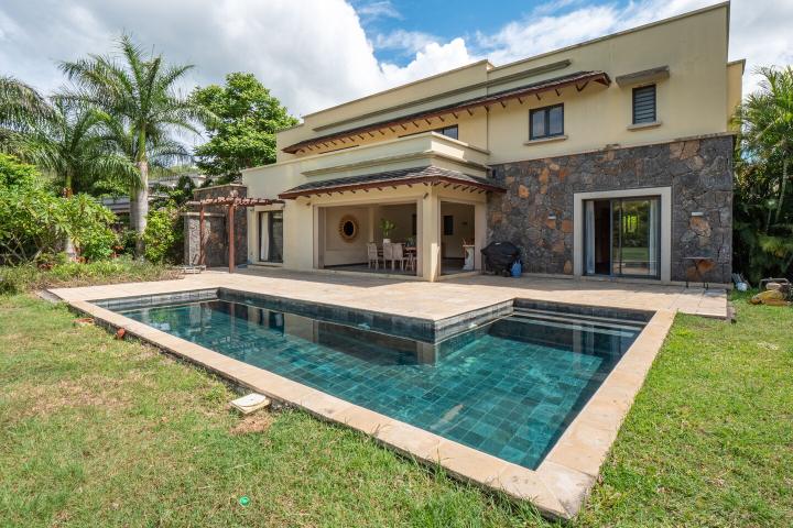 Villa accessible au étrangers de 5 chambres dans une résidence sécurisée proche Gorges à vendre à Riviere Noire