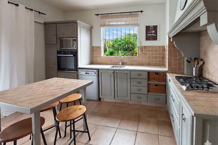 Family 4-bedroom villa for long-term rental in Tamarin
