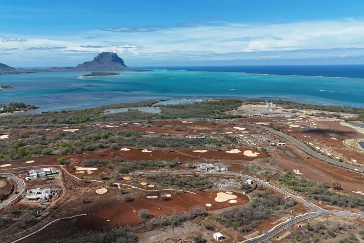 Эко-ответственная вилла с 3 спальнями в Тамарине с видом на гольф-поле на продажу