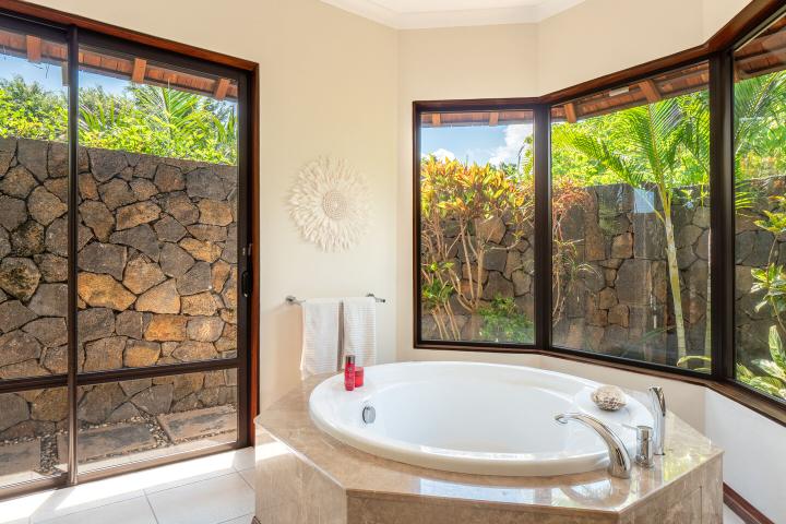 Single-storey 4-bedroom villa to rent in Tamarin Golf