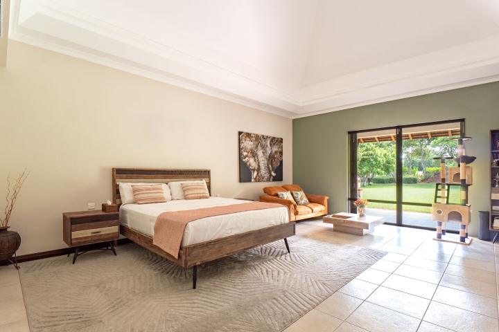 Single-storey 4-bedroom villa to rent in Tamarin Golf