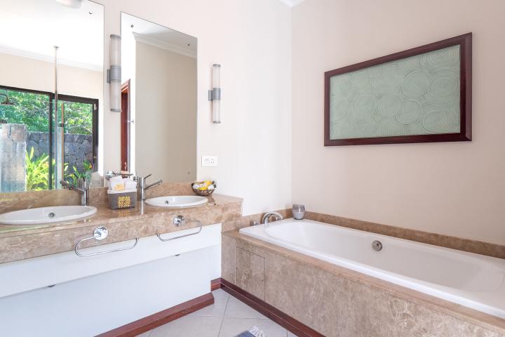Single-storey 4-bedroom villa to rent in Tamarin Golf