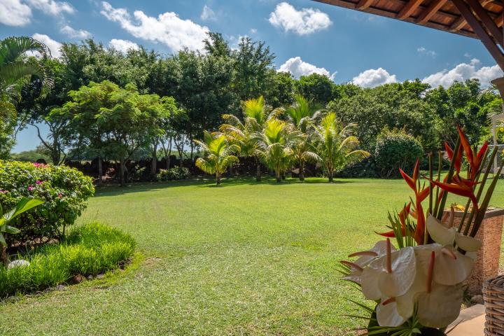 Single-storey 4-bedroom villa to rent in Tamarin Golf