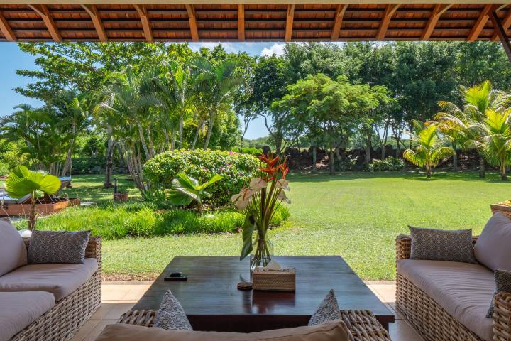 Single-storey 4-bedroom villa to rent in Tamarin Golf