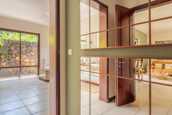 Single-storey 4-bedroom villa to rent in Tamarin Golf