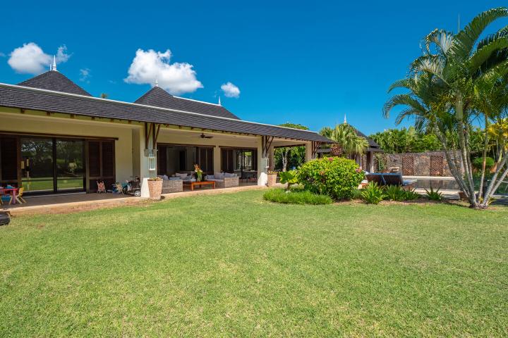 Single-storey 4-bedroom villa to rent in Tamarin Golf