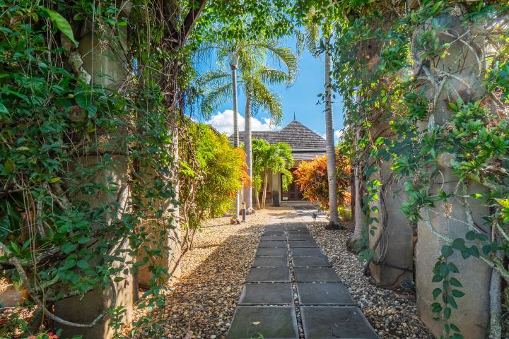 Single-storey 4-bedroom villa to rent in Tamarin Golf