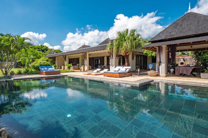 Single-storey 4-bedroom villa to rent in Tamarin Golf