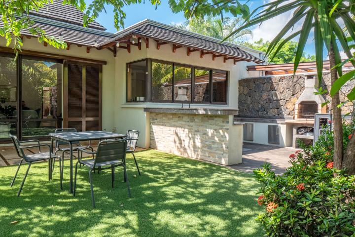 Single-storey 4-bedroom villa to rent in Tamarin Golf