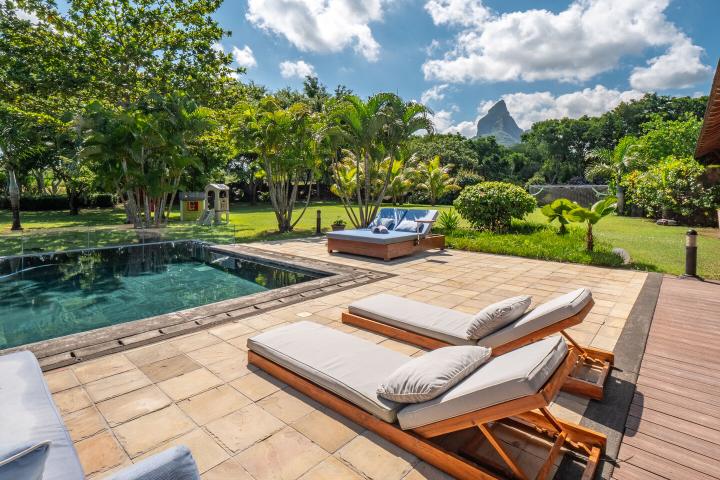 Single-storey 4-bedroom villa to rent in Tamarin Golf