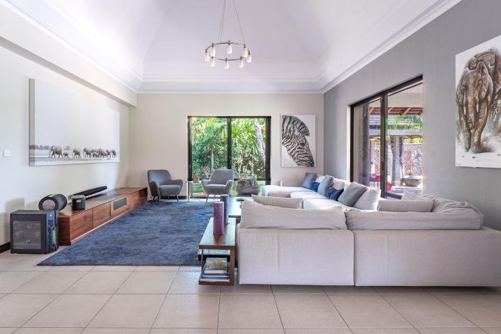 Single-storey 4-bedroom villa to rent in Tamarin Golf