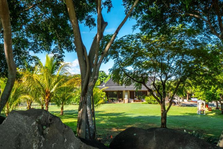 Single-storey 4-bedroom villa to rent in Tamarin Golf