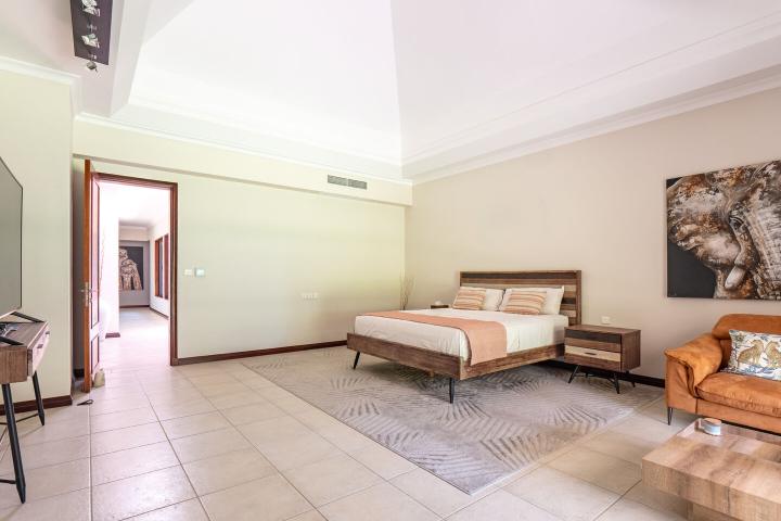 Single-storey 4-bedroom villa to rent in Tamarin Golf