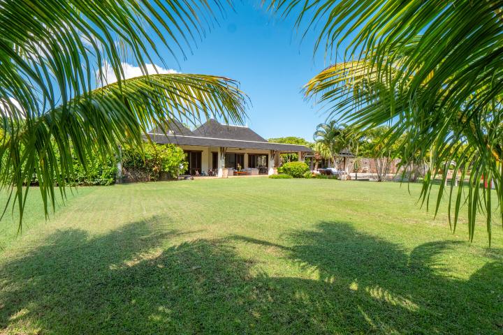 Single-storey 4-bedroom villa to rent in Tamarin Golf