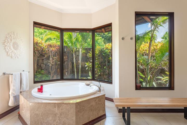 Single-storey 4-bedroom villa to rent in Tamarin Golf
