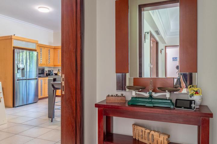 Single-storey 4-bedroom villa to rent in Tamarin Golf