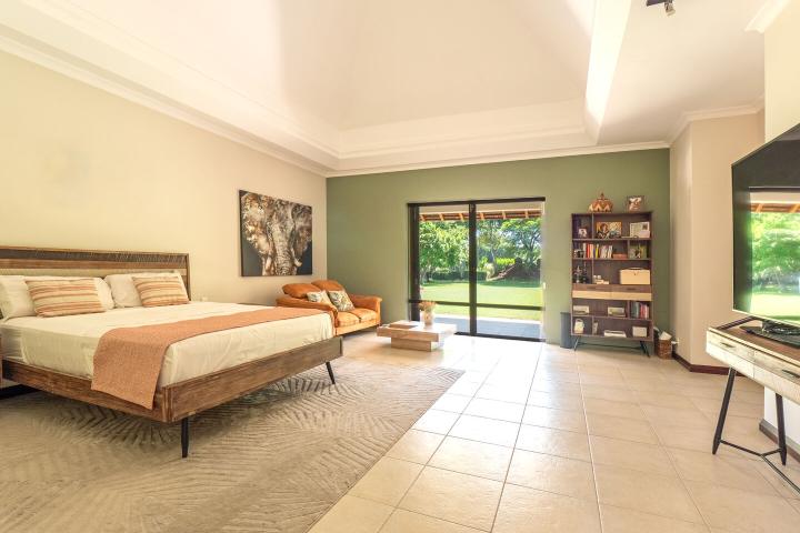 Single-storey 4-bedroom villa to rent in Tamarin Golf