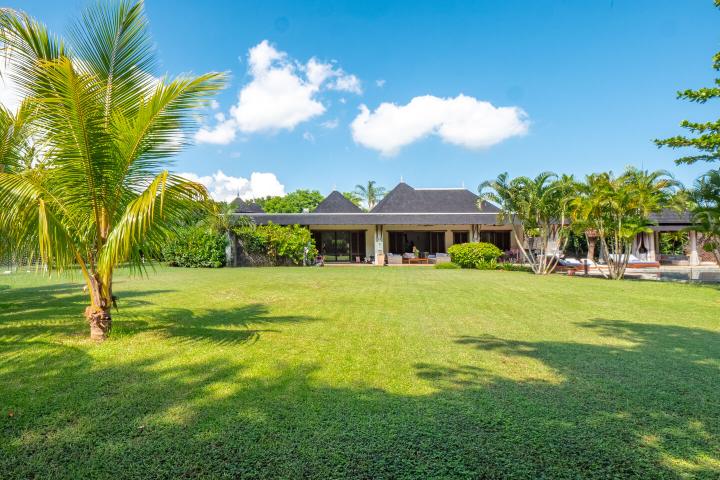 Single-storey 4-bedroom villa to rent in Tamarin Golf