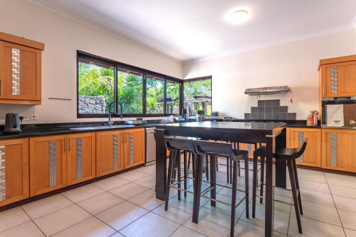 Single-storey 4-bedroom villa to rent in Tamarin Golf