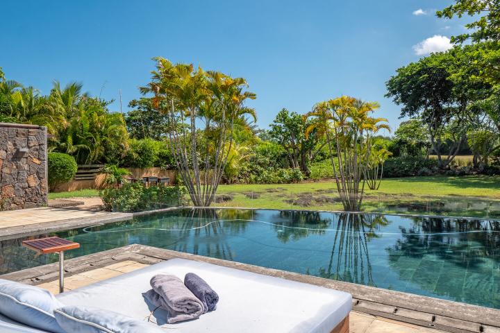 Single-storey 4-bedroom villa to rent in Tamarin Golf