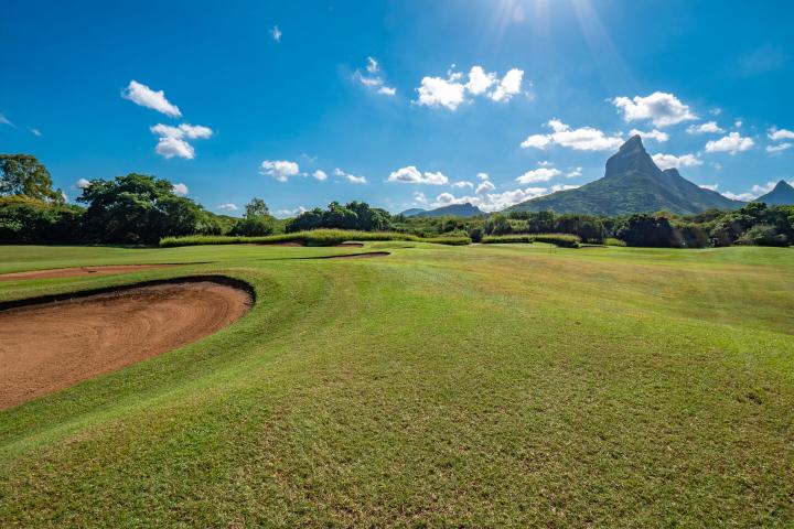 Single-storey 4-bedroom villa to rent in Tamarin Golf