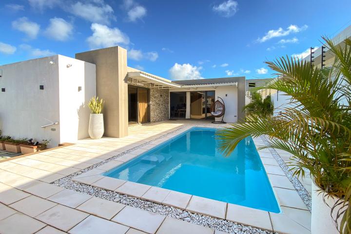 Recent modern villa to rent in Grand Baie