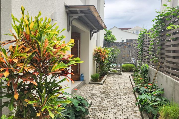 Duplex avec piscine privée à Rivière Noire à louer