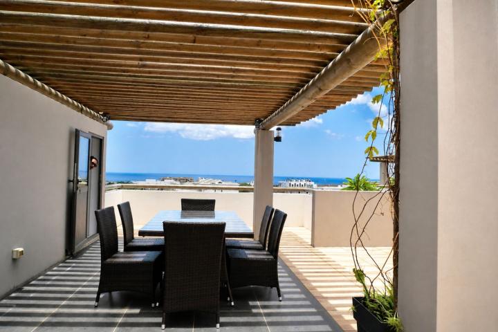 3-bedroom apartment with rooftop sea view in Flic en Flac