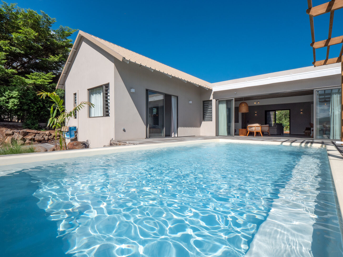 New villa with pool in a secure morcellement