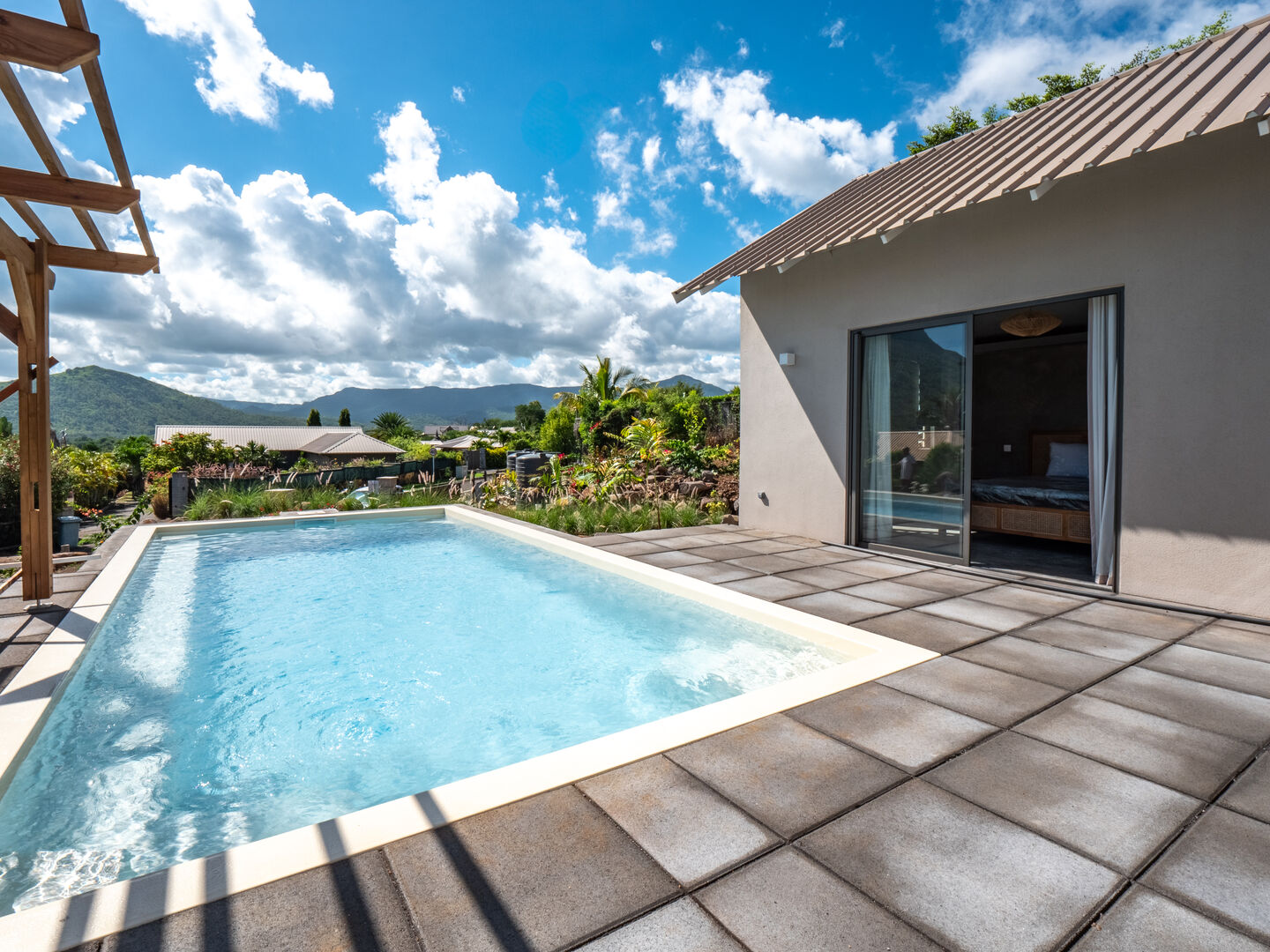 New villa with pool in a secure morcellement