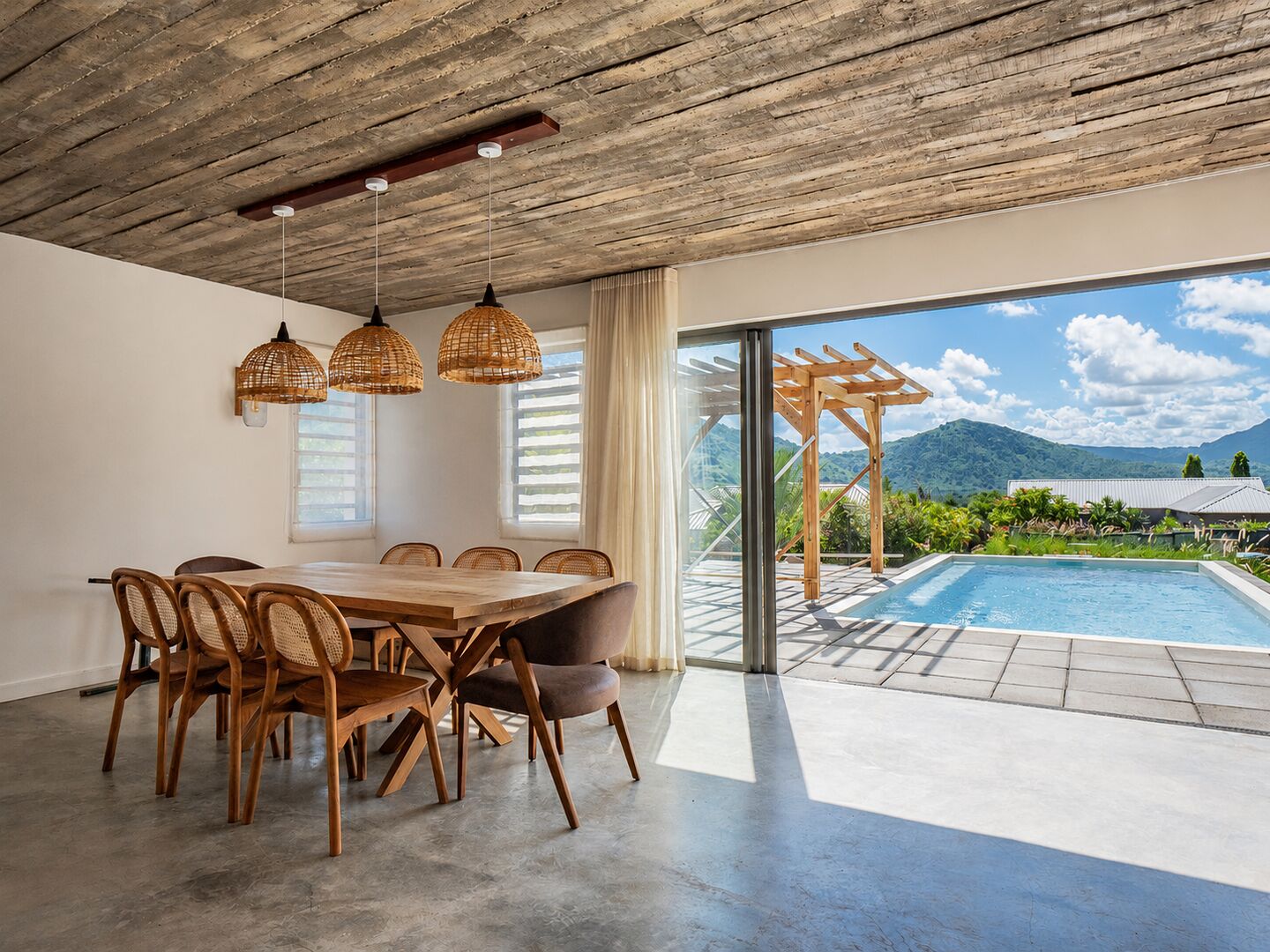 New villa with pool in a secure morcellement