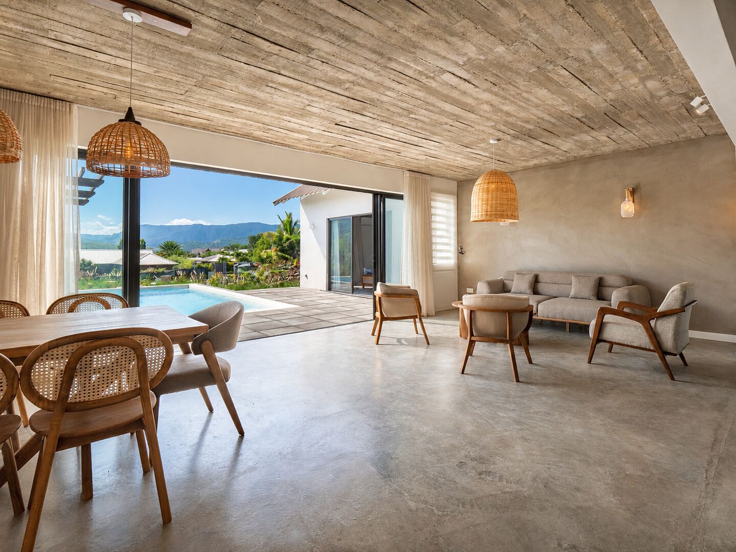 New villa with pool in a secure morcellement