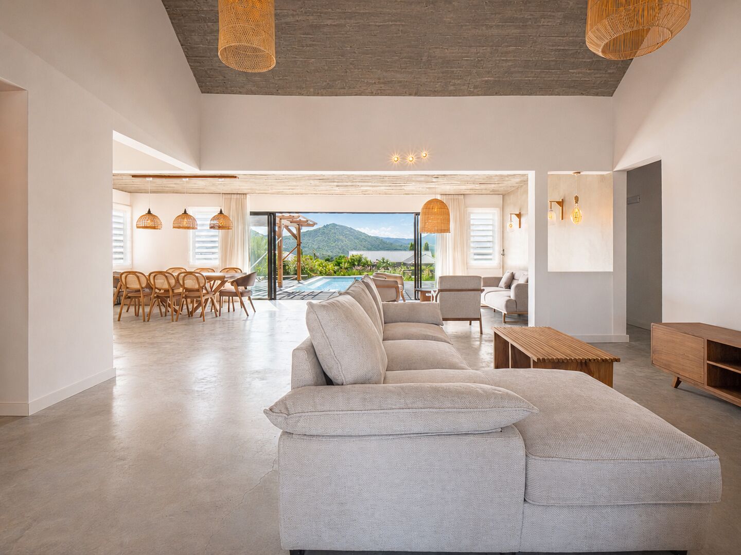 New villa with pool in a secure morcellement
