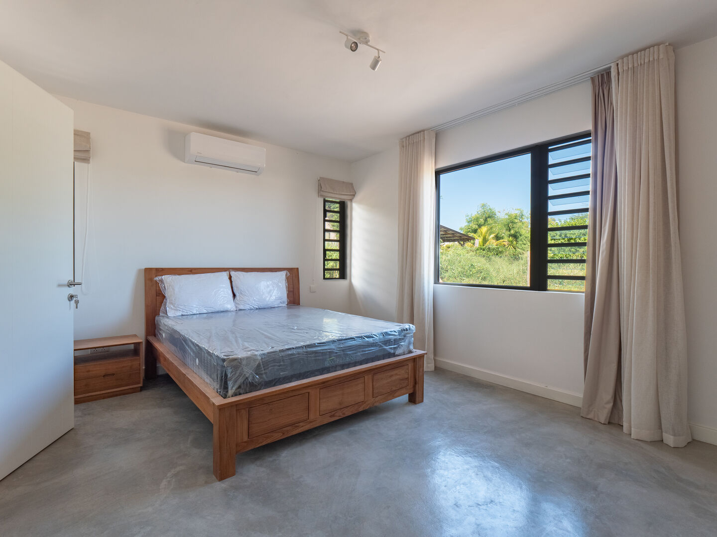 New villa with pool in a secure morcellement
