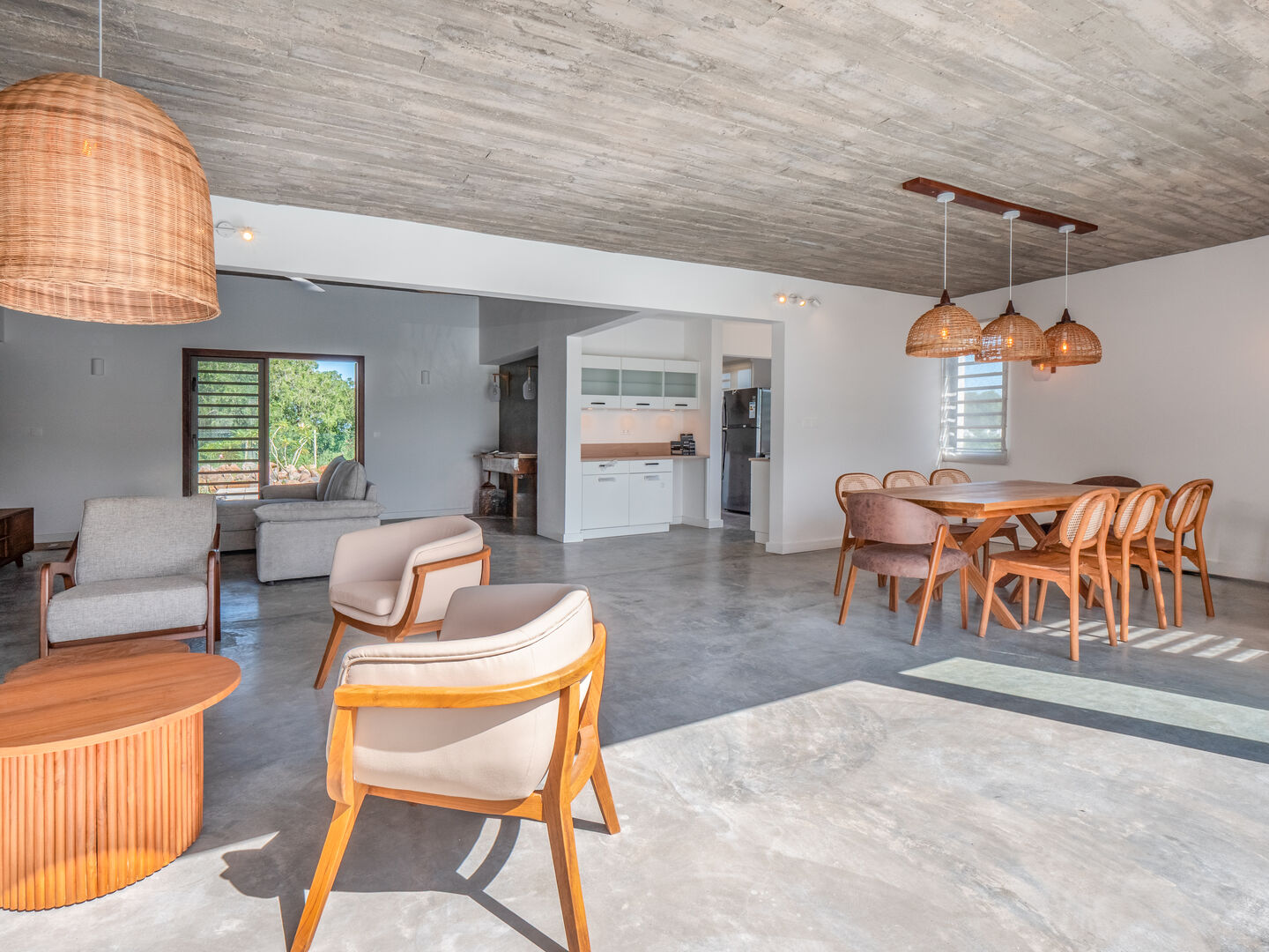 New villa with pool in a secure morcellement