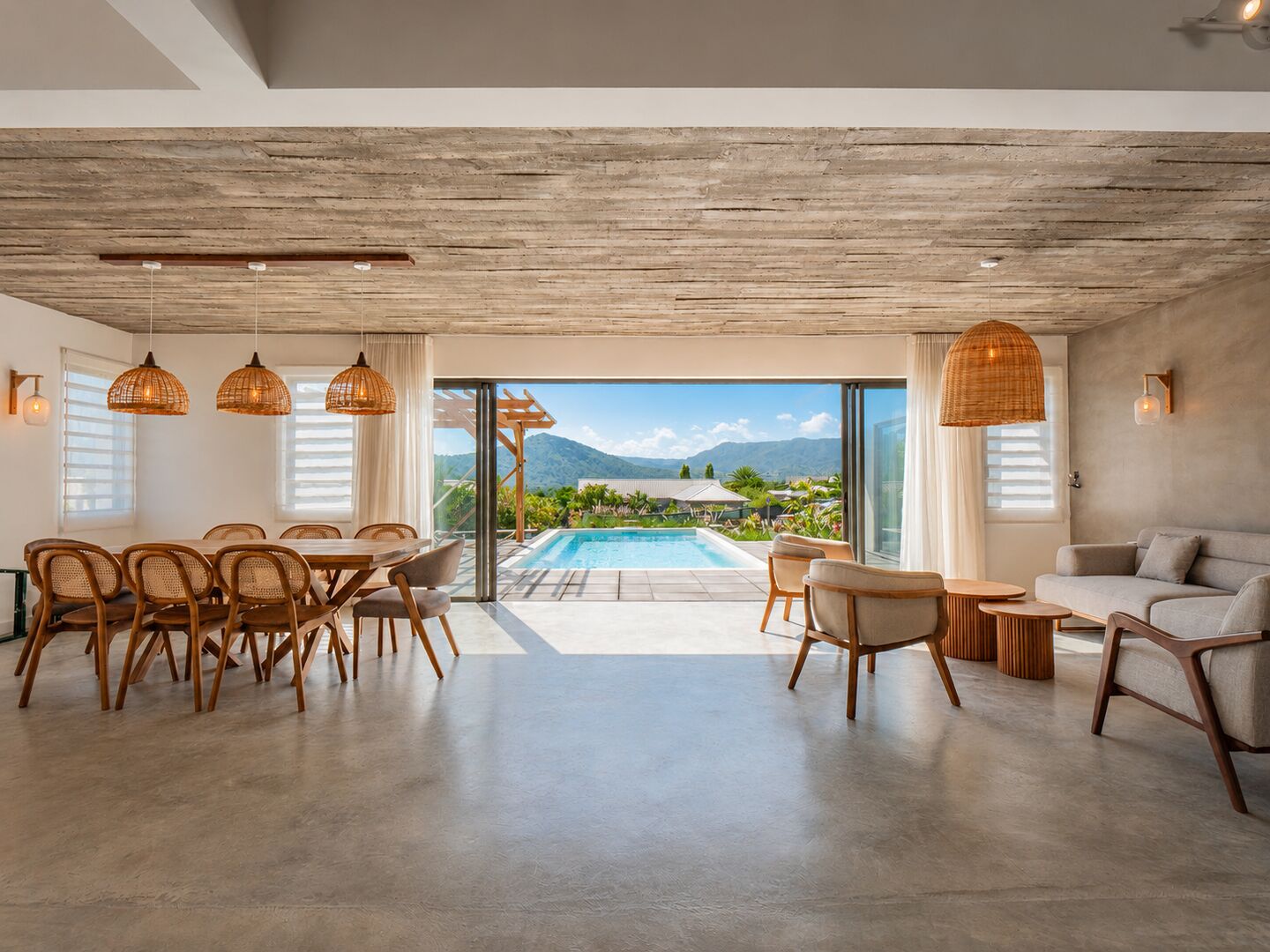 New villa with pool in a secure morcellement