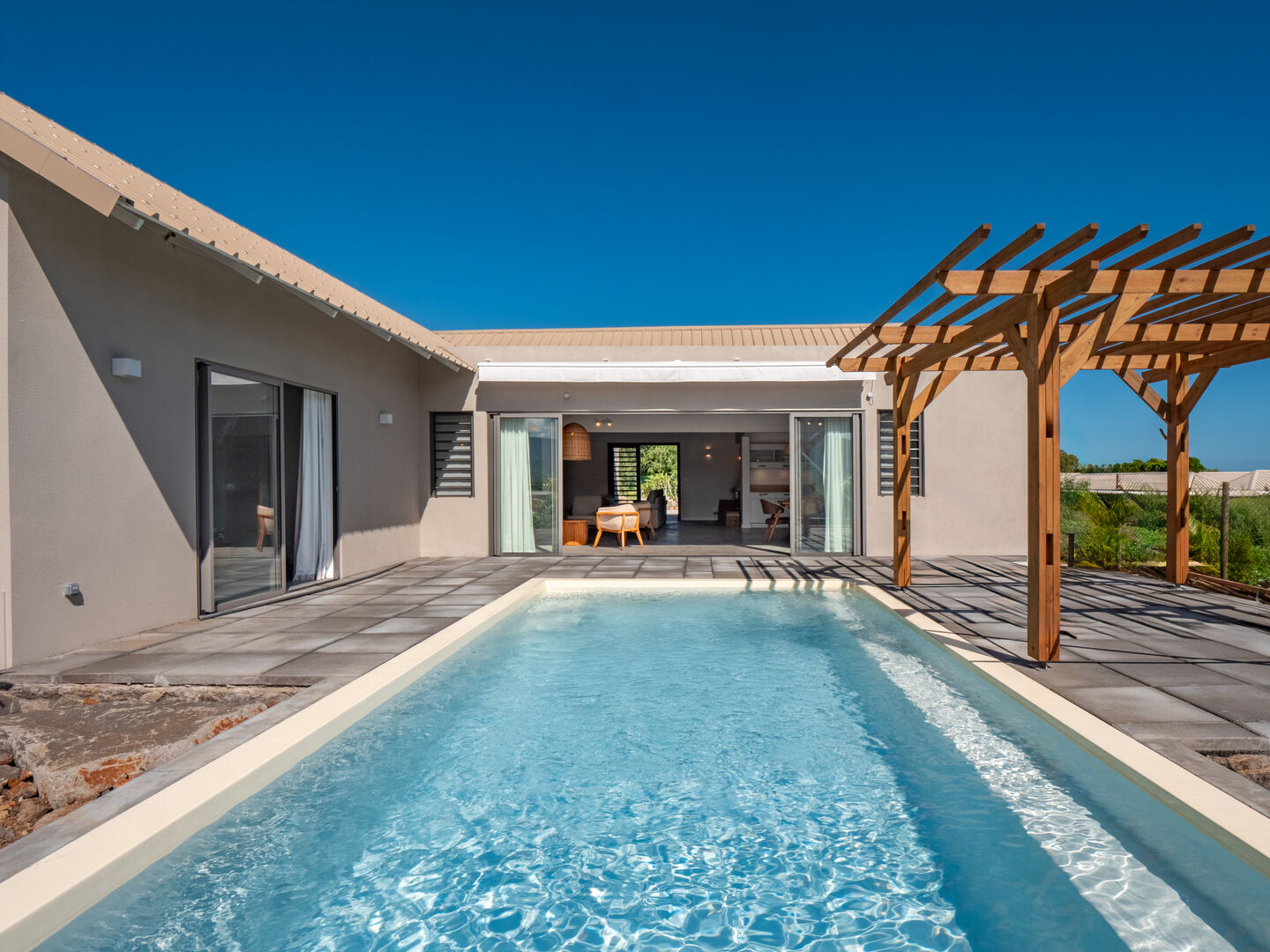 New villa with pool in a secure morcellement