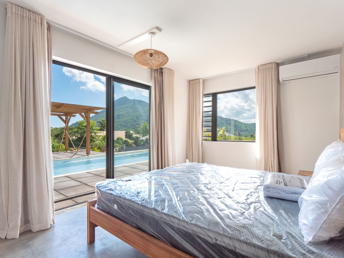 New villa with pool in a secure morcellement