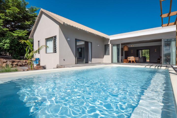Villa neuve avec piscine dans morcellement sécurisé à louer à Petite Rivière Noire