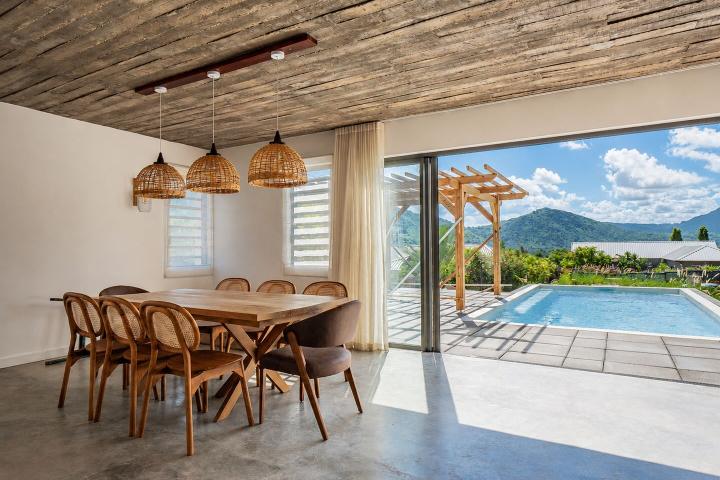 Villa neuve avec piscine dans morcellement sécurisé à louer à Petite Rivière Noire
