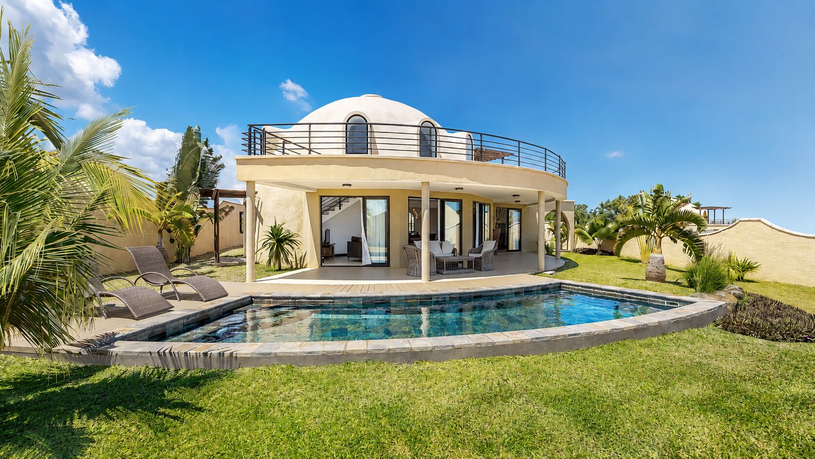 Atypical contemporary 3-bedroom villa to rent in Albion