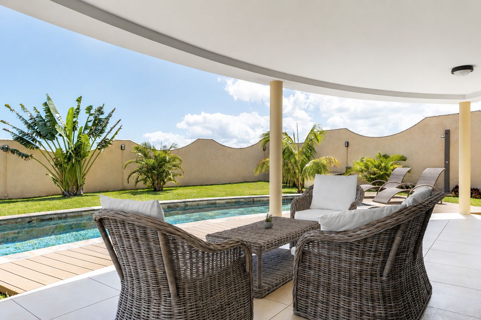 Atypical contemporary 3-bedroom villa to rent in Albion